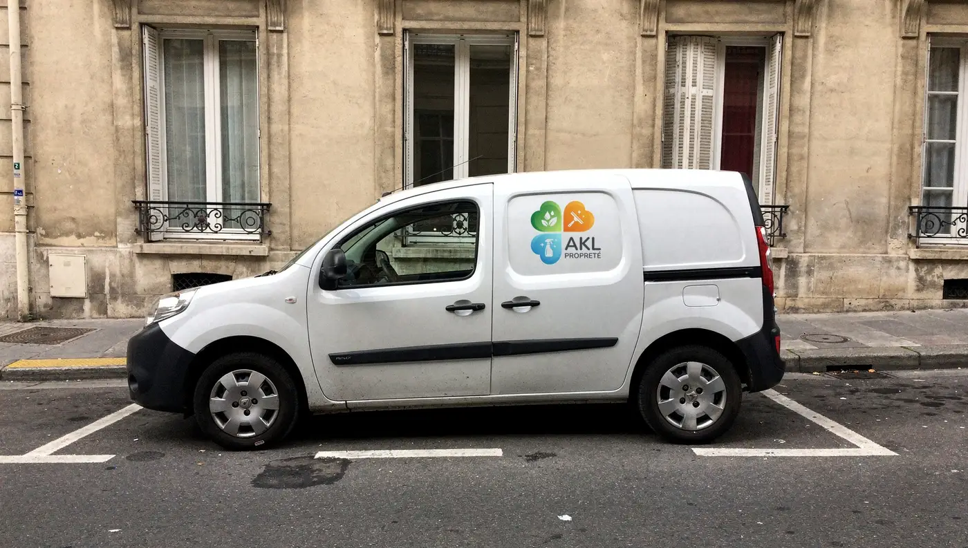 Camionnette d'AKL Propreté, entreprise de nettoyage de bureaux et de locaux professionnels à Lyon
