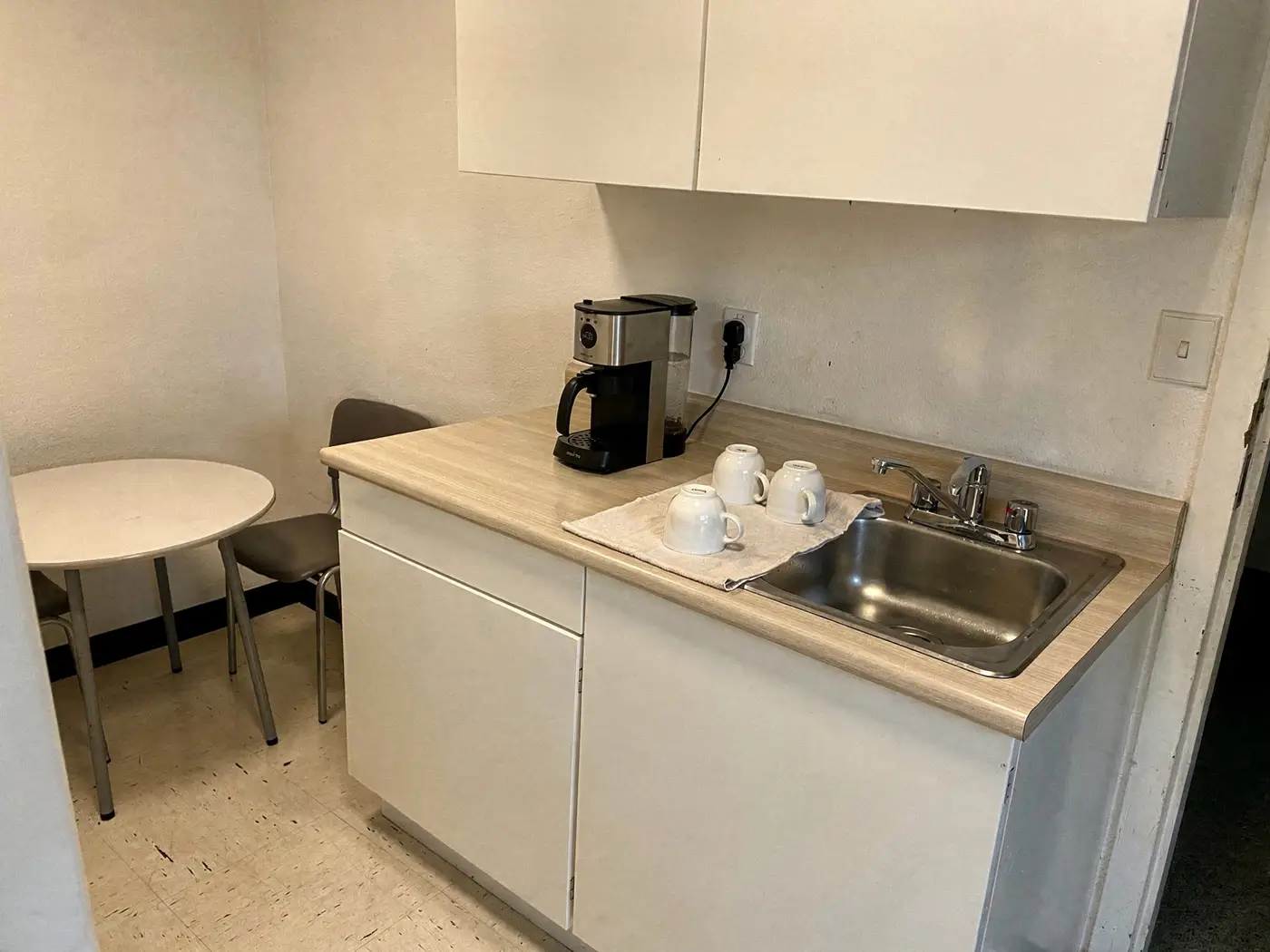 Coin café d'un bureau à Lyon, plan de travail et évier nettoyés à chaque passage