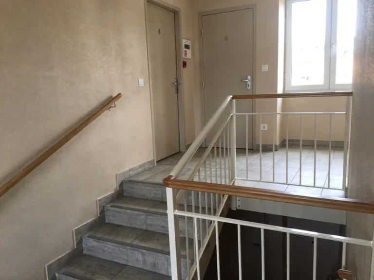 Cage d’escalier d’une copropriété lyonnaise entretenue par AKL Propreté