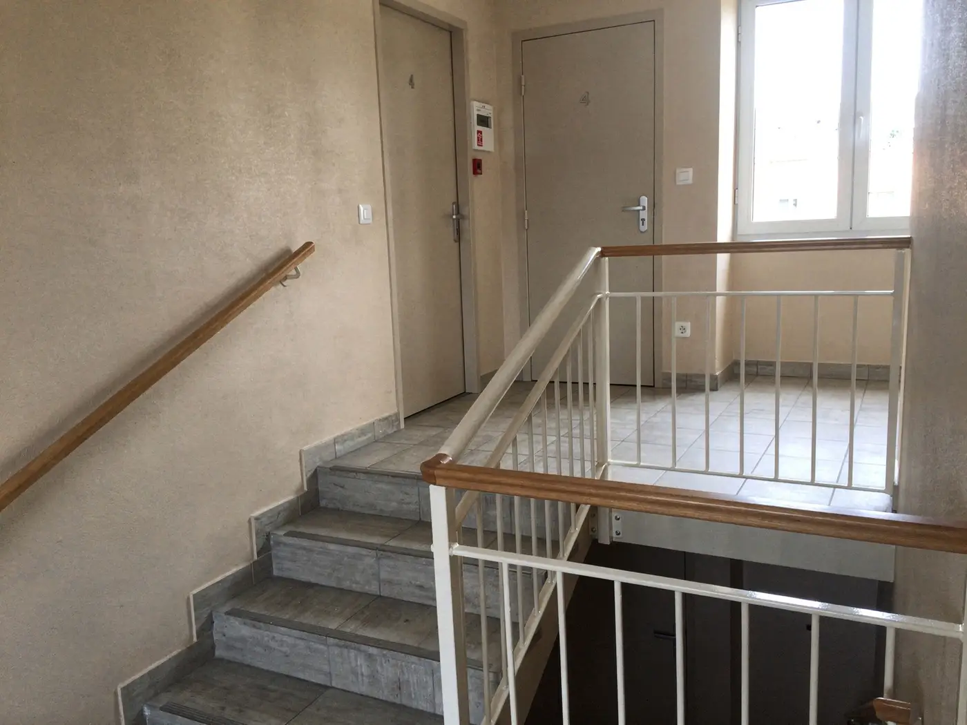 Cage d'escalier propre dans une copropriété à Lyon, marches et palier nettoyés