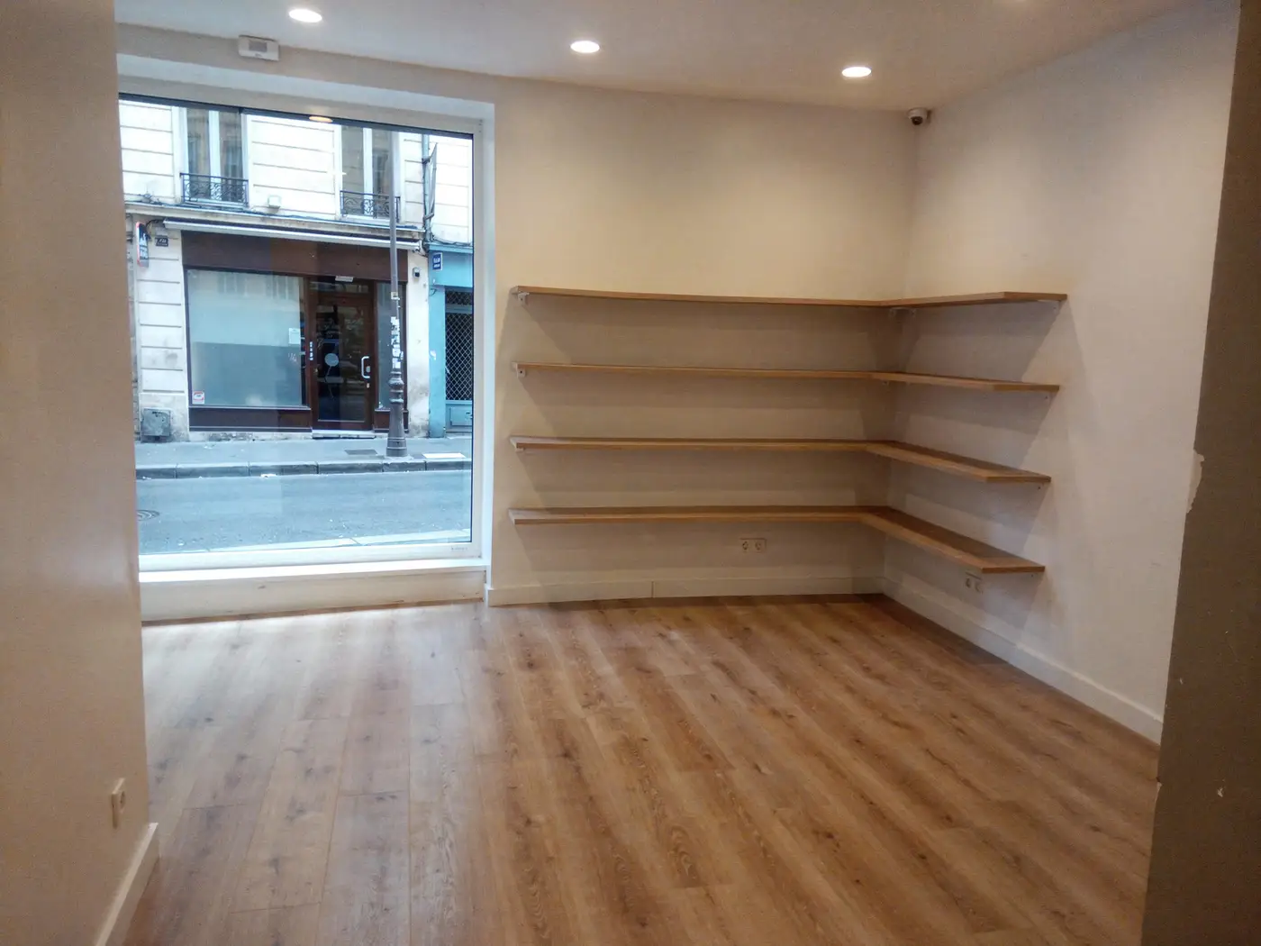 Local commercial rénové à Lyon, propre et prêt à ouvrir