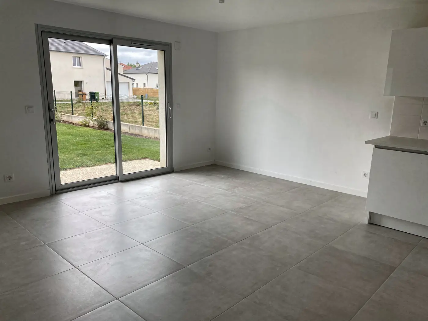 Séjour d'une maison neuve près de Lyon, propre et vide avant l'emménagement