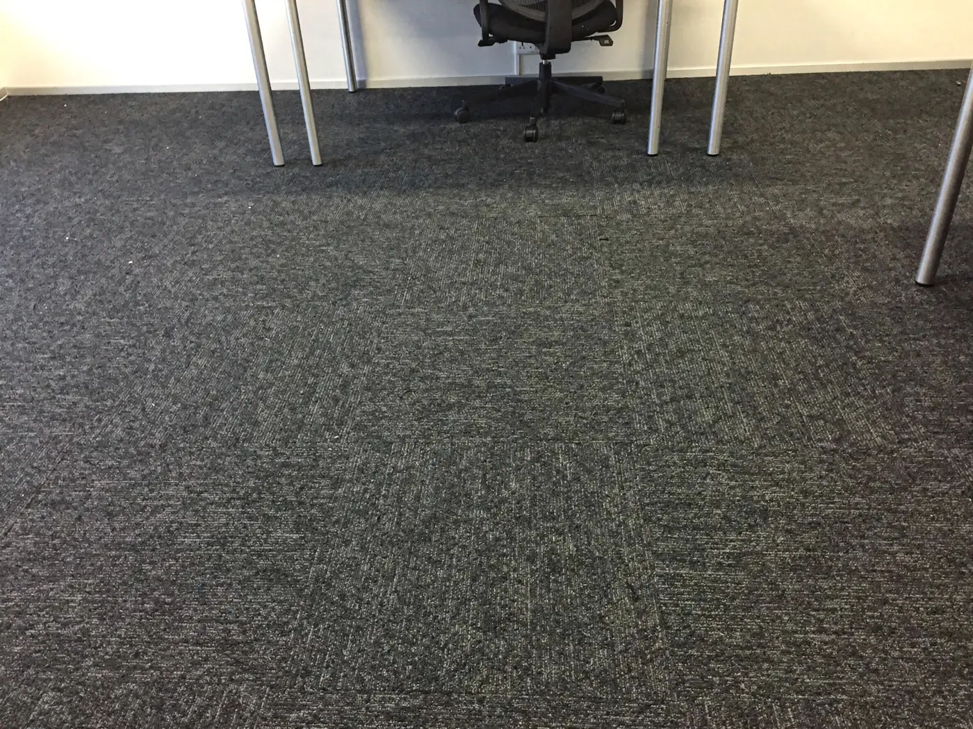 Moquette anthracite propre sous les bureaux d'un open space