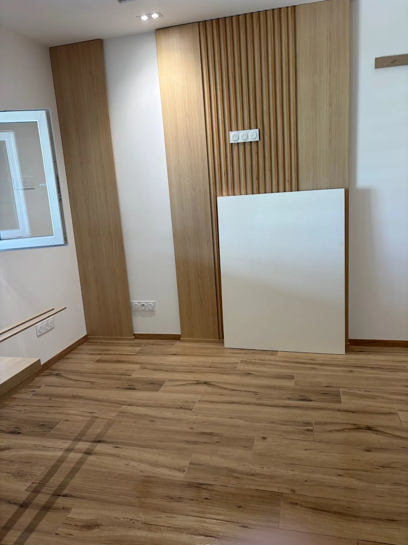 Bureau à Lyon nettoyé par AKL Propreté, sol carrelé imitation bois