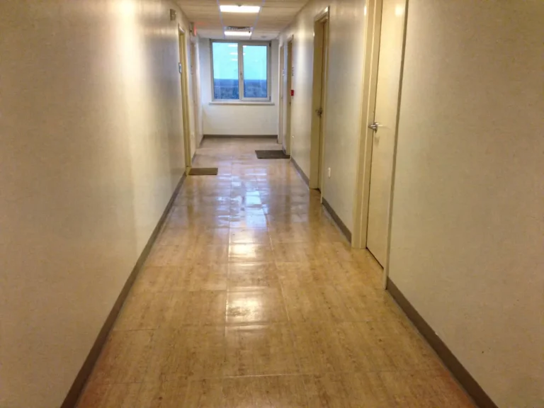 Couloir de bureaux à Lyon nettoyé tôt le matin par AKL Propreté