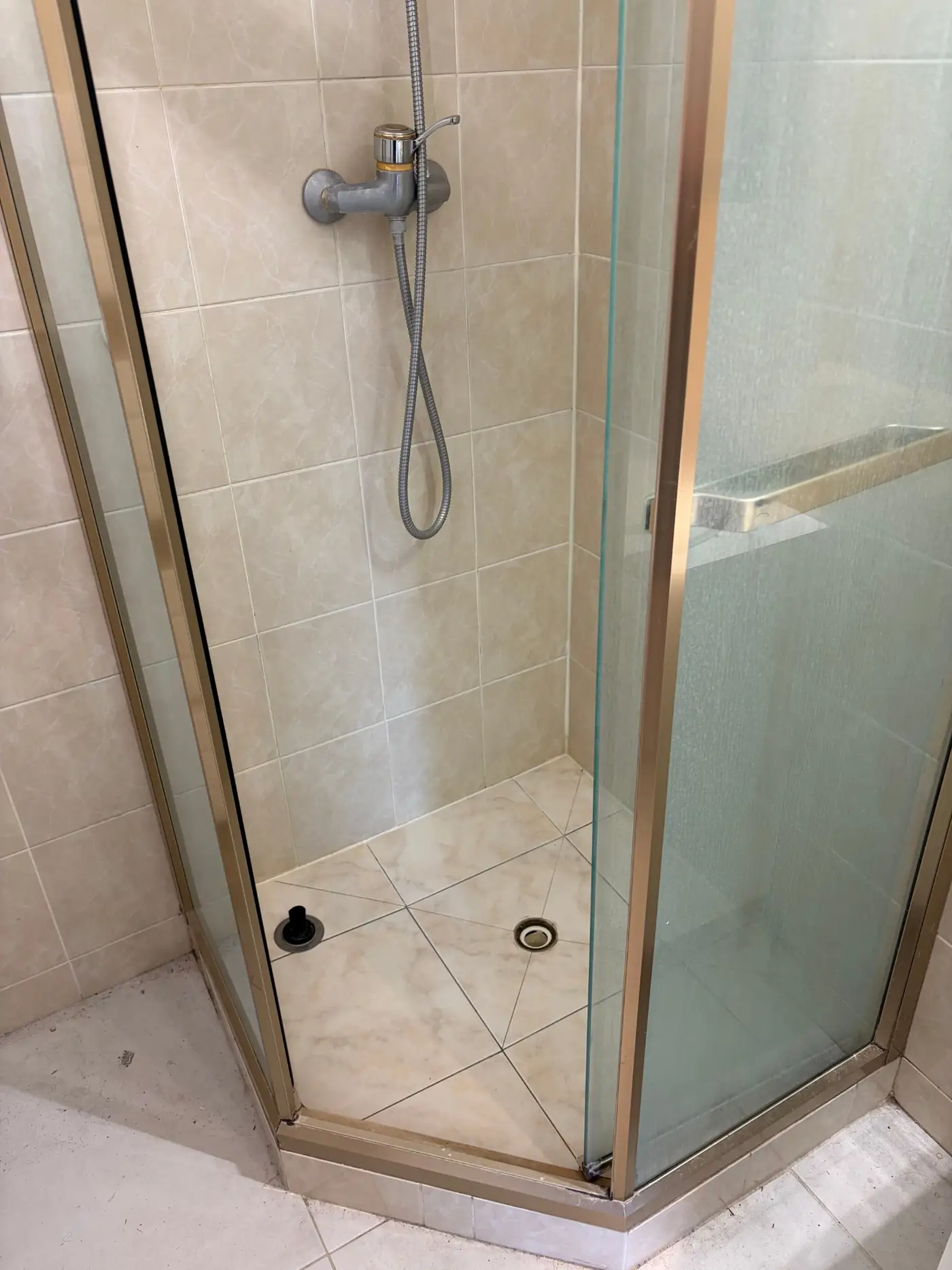 Salle d'eau, avant le nettoyage par AKL Propreté