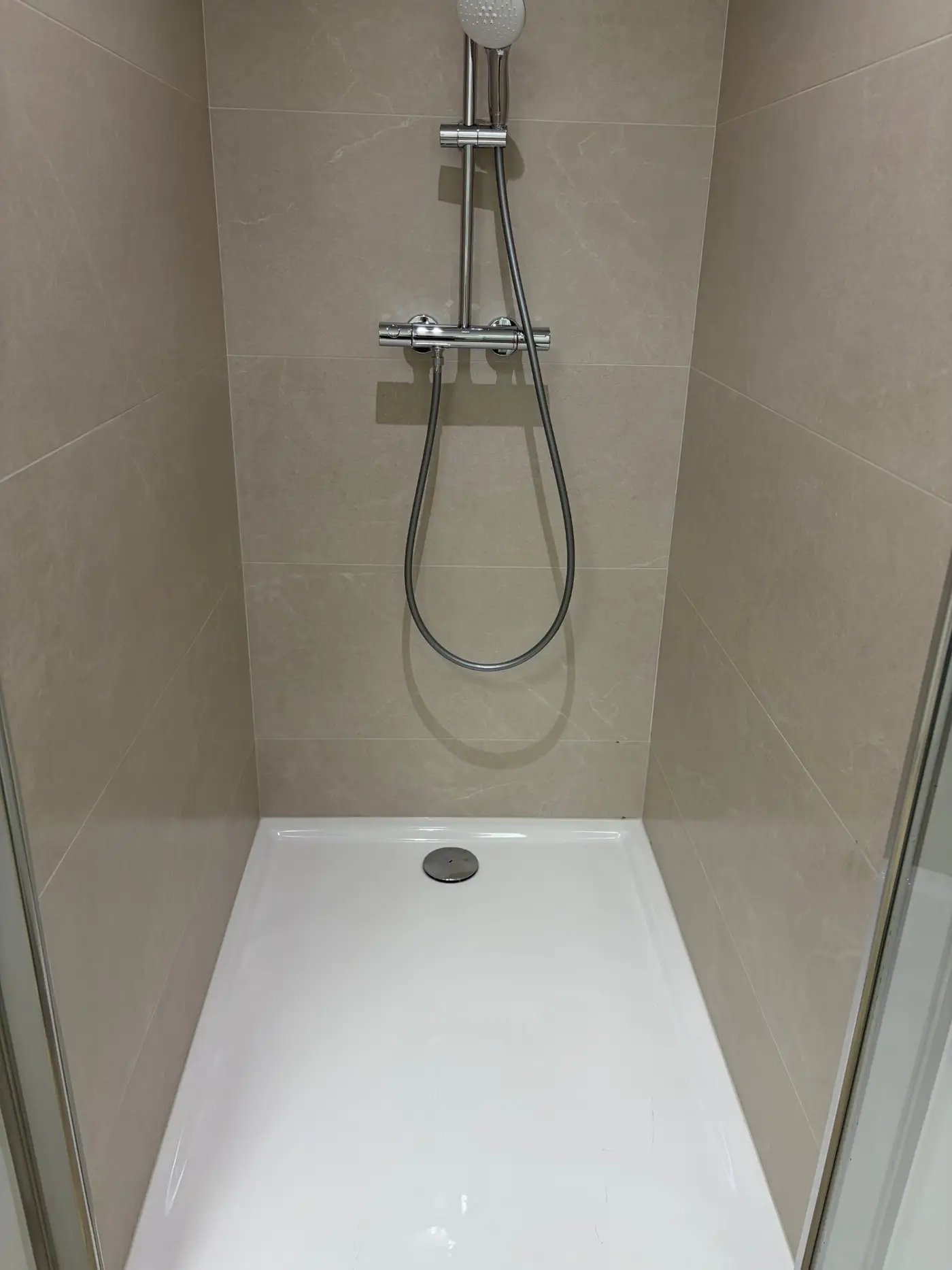 Douche, après le nettoyage par AKL Propreté