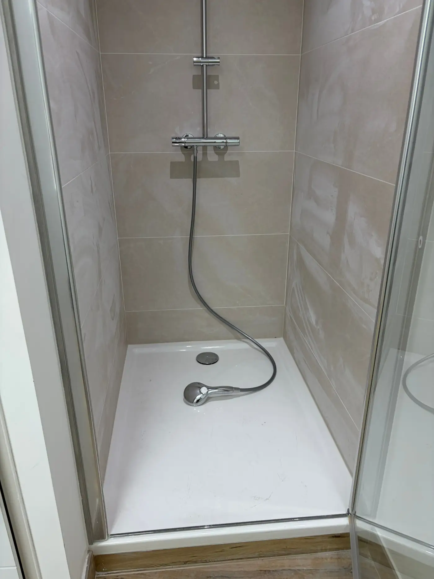 Douche, avant le nettoyage par AKL Propreté