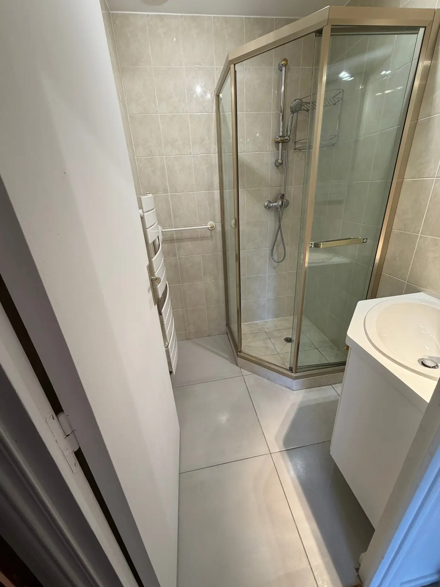 Salle d'eau, après le nettoyage par AKL Propreté