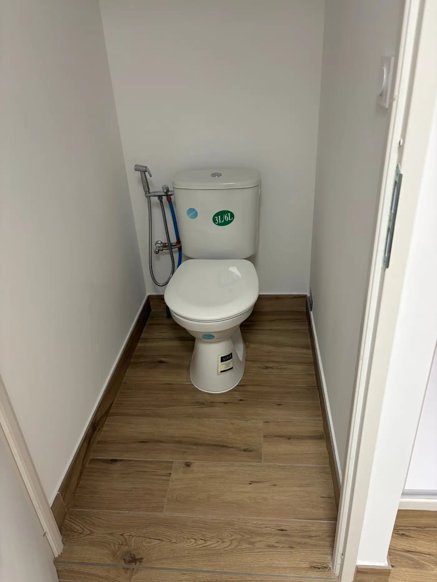 WC et sol propres après le passage d'AKL Propreté