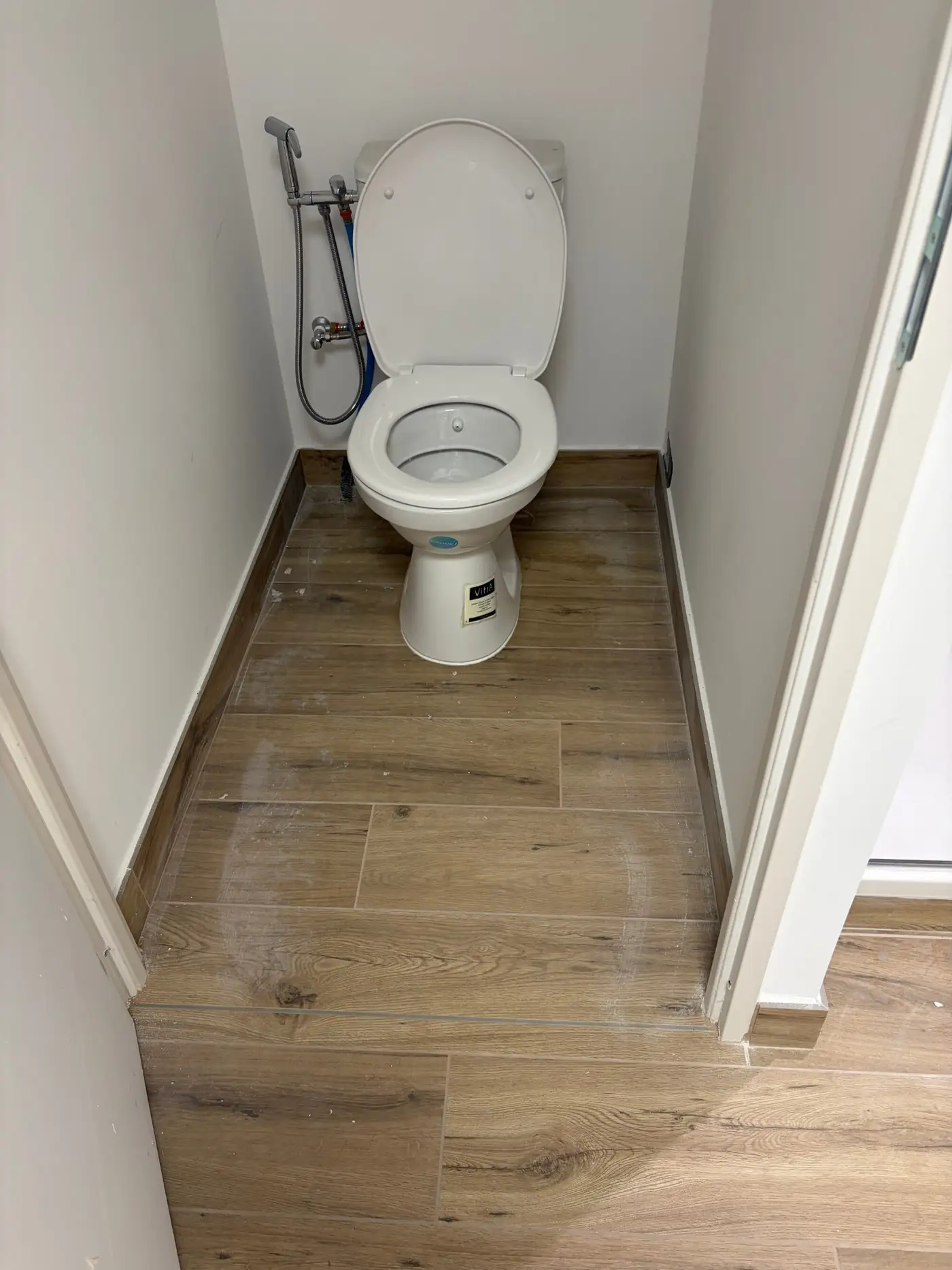 Sanitaires, avant le nettoyage par AKL Propreté