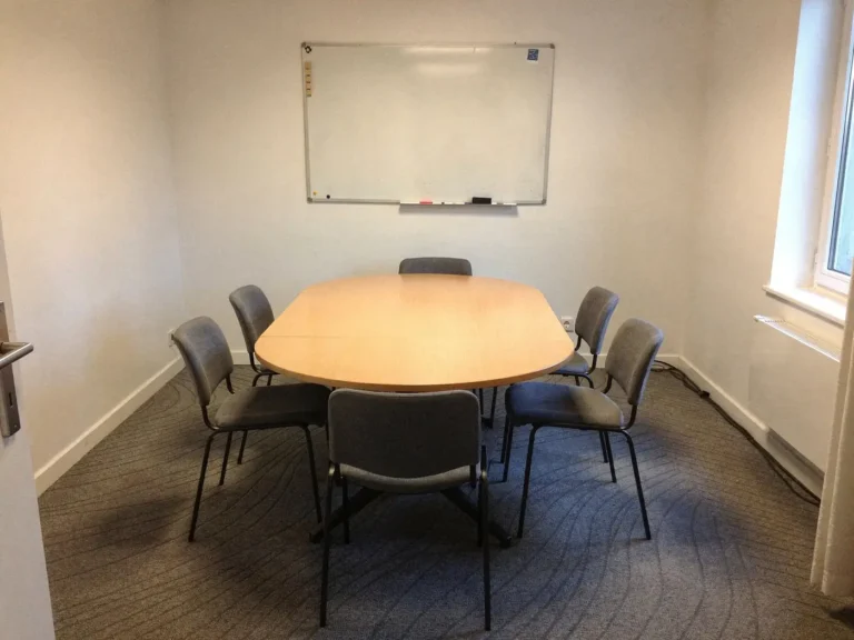 Salle de réunion nettoyée par AKL Propreté, entreprise de nettoyage de bureaux à Lyon