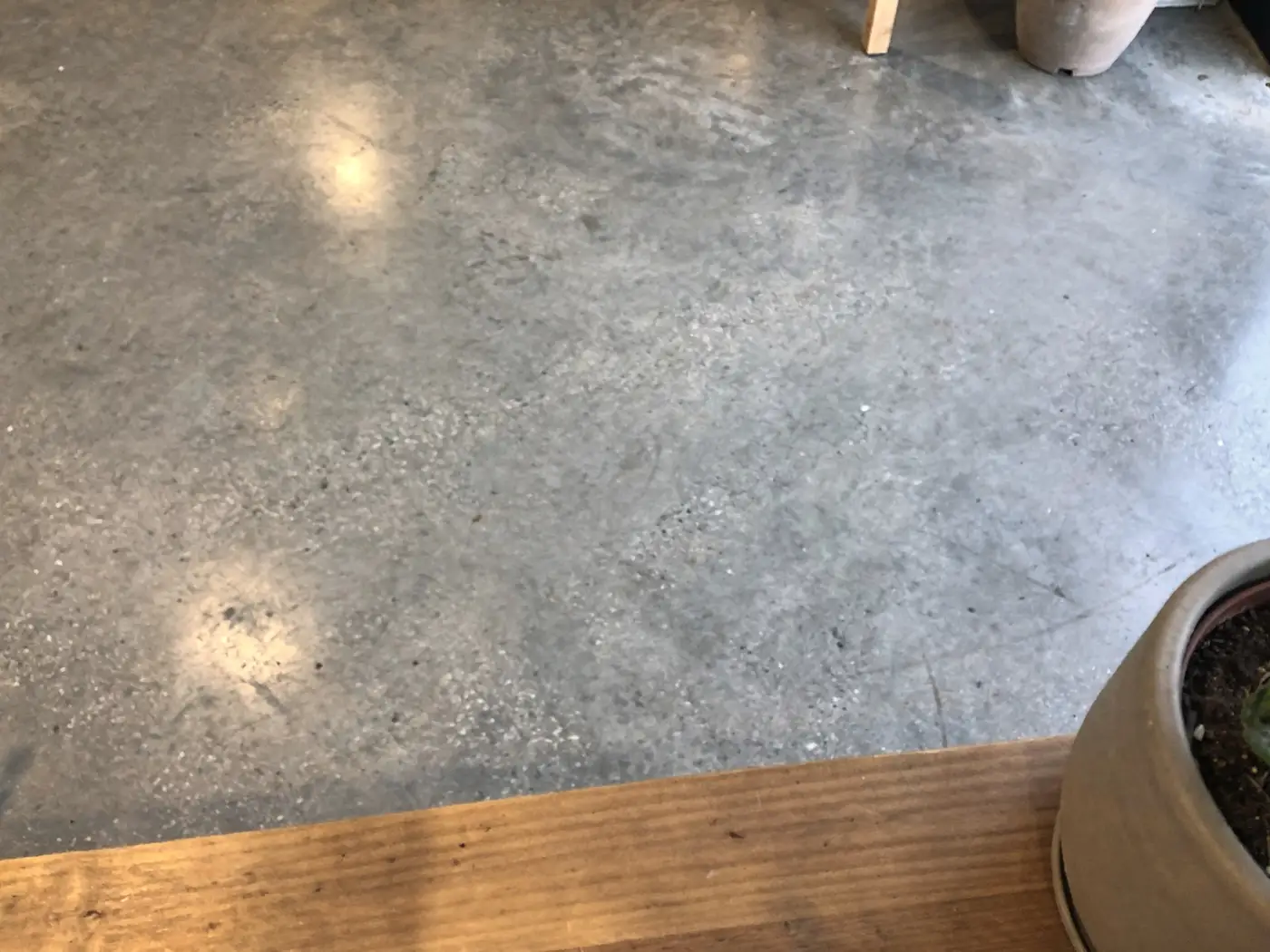 Boutique au sol en béton ciré propre