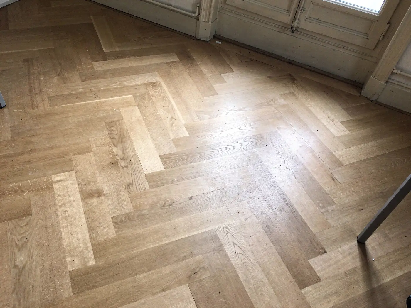 Parquet en chêne clair propre dans un bureau d'immeuble ancien