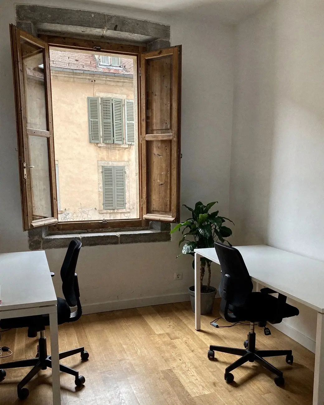 Bureau propre dans un immeuble ancien du centre de Vienne, parquet lavé et postes rangés