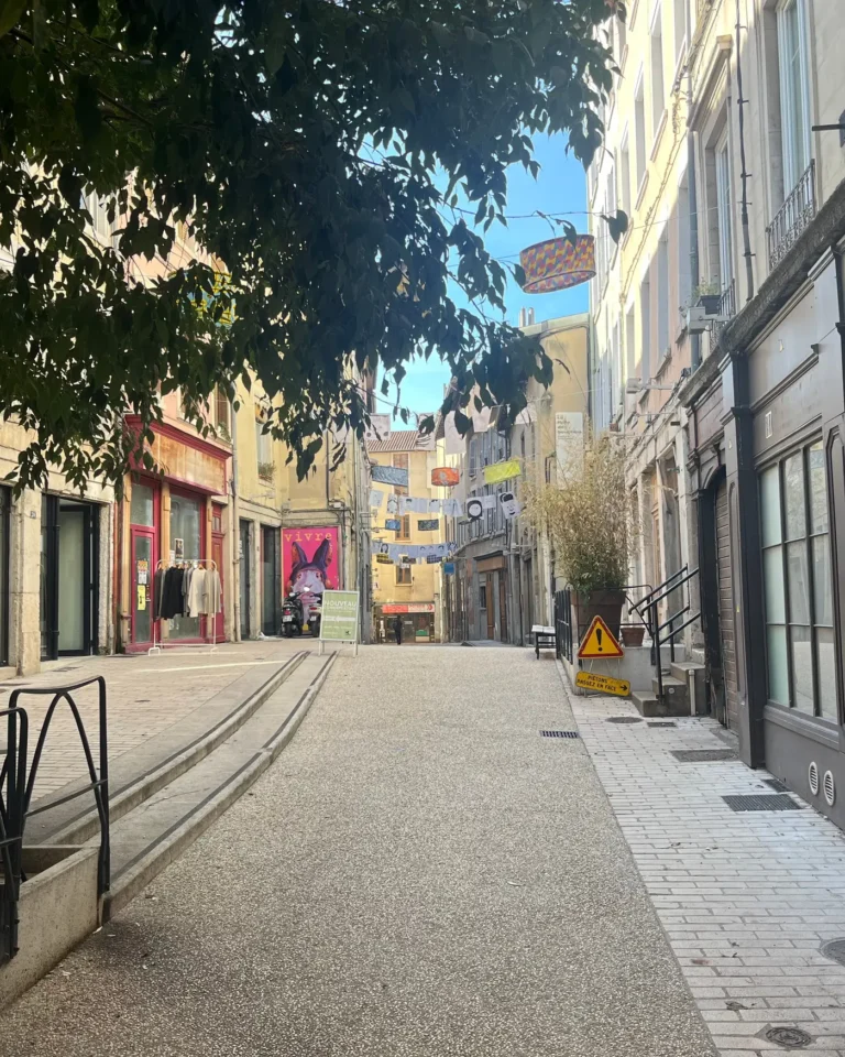 Rue du centre ancien de Vienne, ville où intervient AKL Propreté