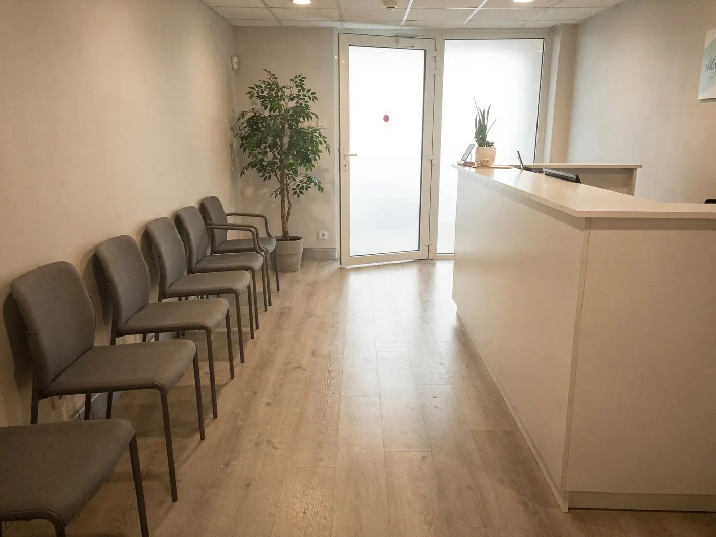 Accueil et salle d'attente propres d'un cabinet à Villeurbanne